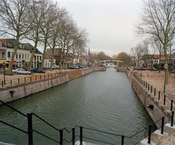 843073 Gezicht over de gerestaureerde Oude Sluis te Vreeswijk (gemeente Nieuwegein), van bij de ophaalbrug bij de ...